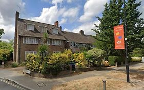 Great 5-Bedroom House In Thornton Road Sleeps 14+